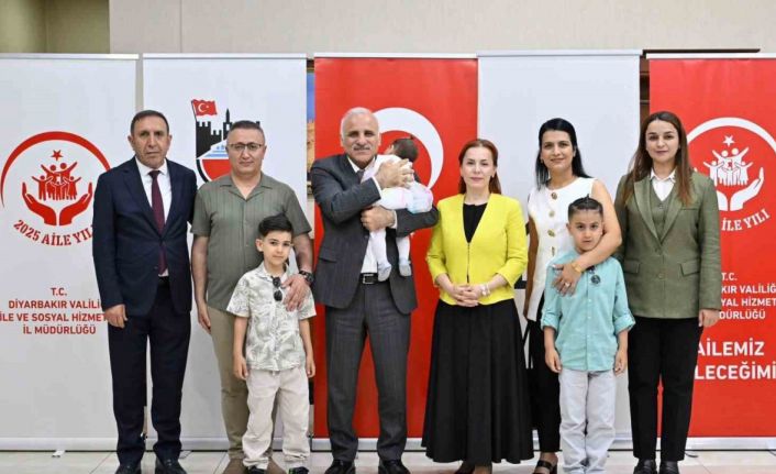 Diyarbakır’da bir kız çocuğu imza töreniyle koruyucu ailesine teslim edildi