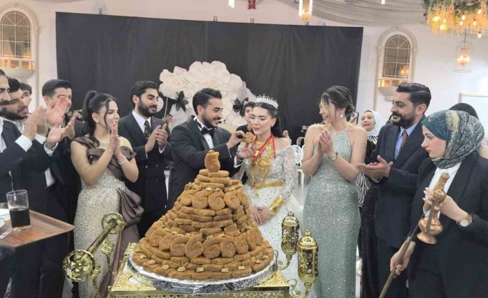Diyarbakır’da düğün pastası yerine 21 kattan oluşan tescilli burma kadayıf tercih edildi