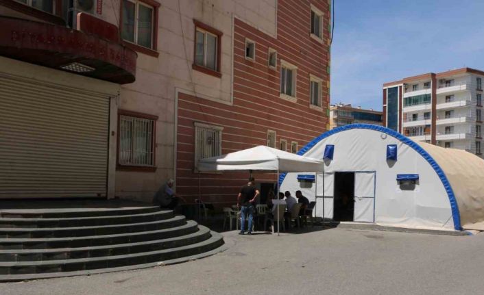 Diyarbakır’da evlat nöbetinde olan anne: "İnşallah barış olur, çocuklar eve döner"