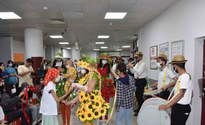 Diyarbakır’da hastanede tedavi gören çocuklara ve annelerine moral etkinliği
