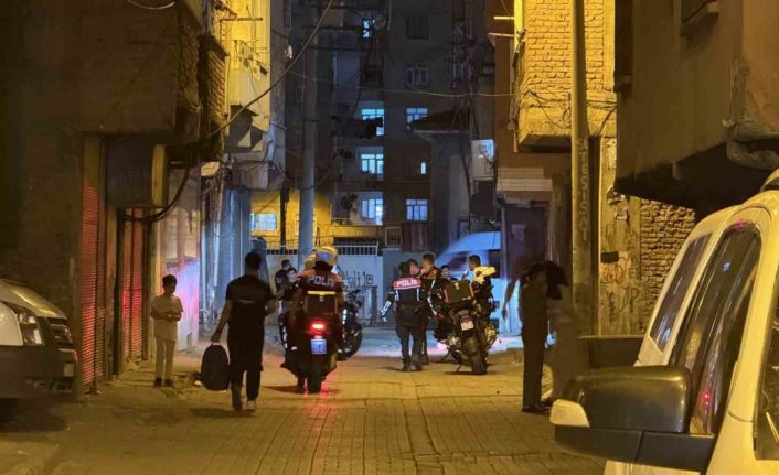 Diyarbakır’da ‘Narko-Hançer’ operasyonunda 6 aranan şahıs yakalandı, çok sayıda uyuşturucu ele geçirildi