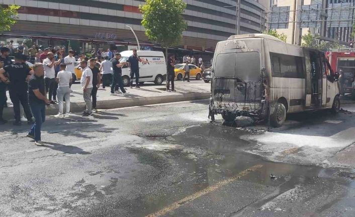 Diyarbakır’da şehir içi minibüs alevlere teslim oldu