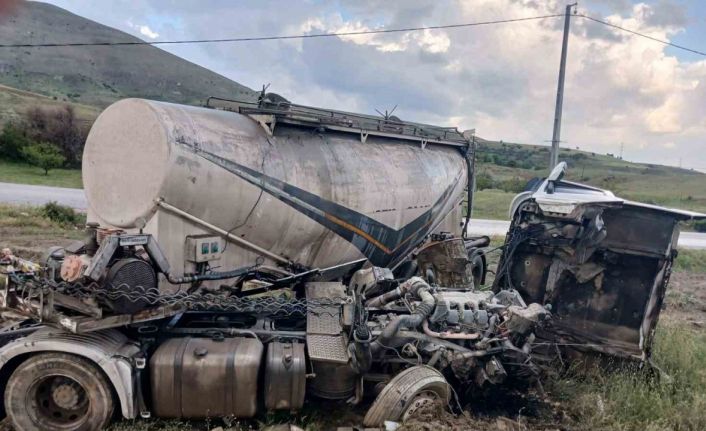 Doğanşehir’de tanker tarlaya devrildi, sürücü yaralandı