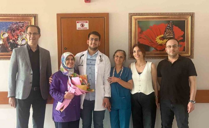 Doktor oğlundan hemşire anneye ’Anneler Günü’ sürprizi