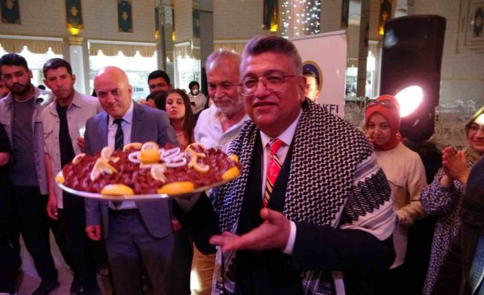 DPÜ Rektörü, öğrencilerle çiğ köfte yoğurdu, halay çekti