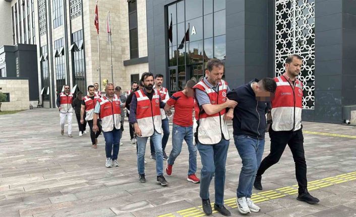 Dur ihtarına uymayarak otomobil ile kaçan ve polisin üniversite öğrencisine çarpıp ağır yaralanmasına sebep olan 5 şüpheli adliyeye sevk edildi