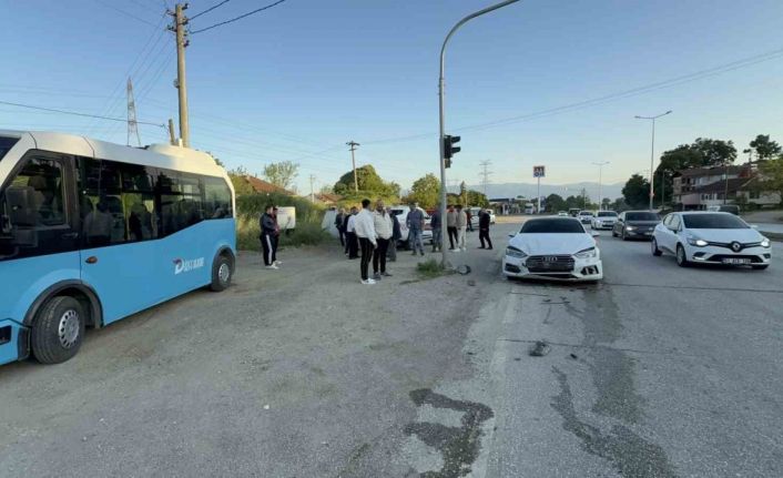 Düzce’de otomobil ışıklarda duran halk otobüsüne çarptı: 6 yaralı