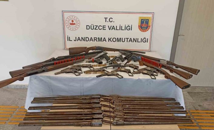 Düzce’de silah imalathanesine baskın: Çok sayıda ruhsatsız silah ve tüfek ele geçirildi