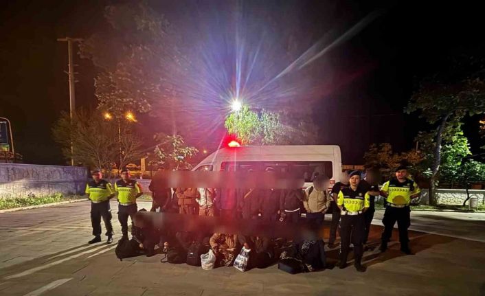 Düzensiz göçmenler otoyol jandarmasına takıldı