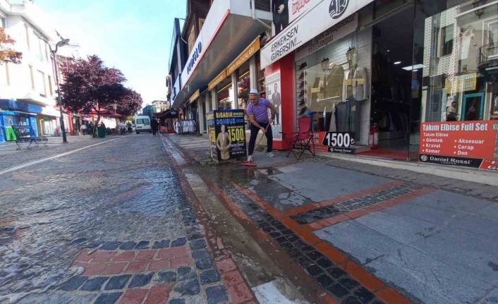 Edirne’de Saraçlar Caddesi’ndeki su birikintisine oltalı tepki