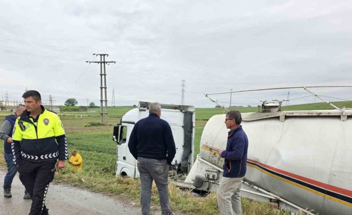 Edirne’de treyler silobas tarlaya devrildi: 1 yaralı