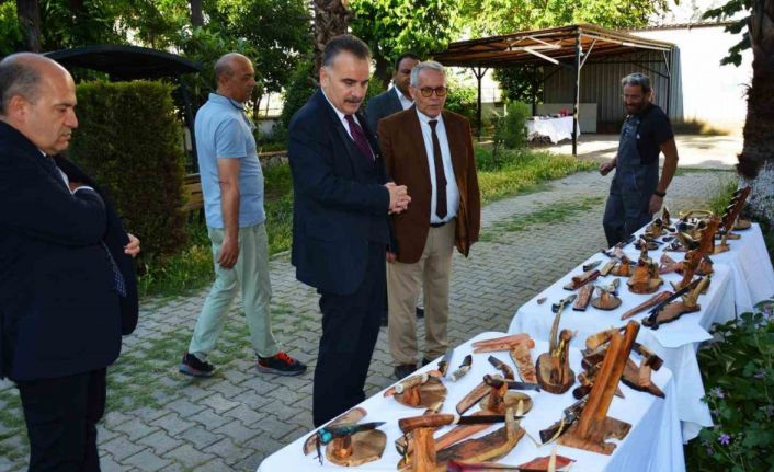 Edremit’te elle dövülen bıçaklar sergisi hayran bıraktı