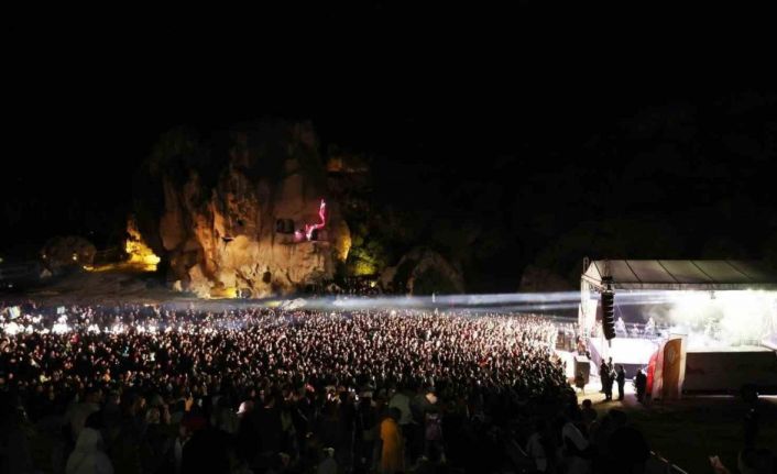 Ekin Uzunlar, Ayazini Frig Vadisi’nde unutulmaz bir konser verdi