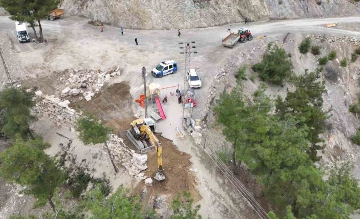 Ekipler günlerdir mesai yapıyor: Köylerin yarım asırlık yol sorunu çözülüyor