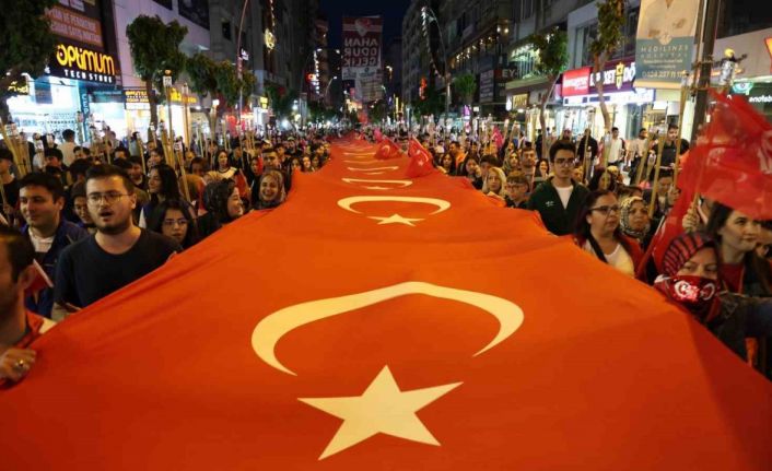 Elazığ’da fener alayı renkli görüntüler oluşturdu