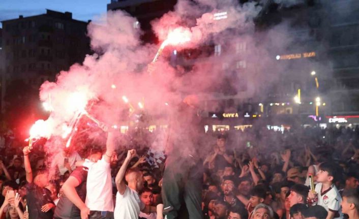 Elazığ’da nefesler tutuldu: Taraftarlar Elazığspor maçı için dev ekran başına geçti