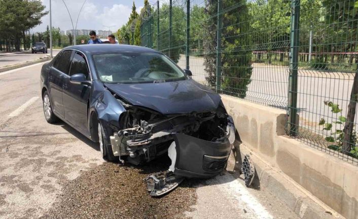 Elazığ’da otomobil duvara çarptı: 1 yaralı