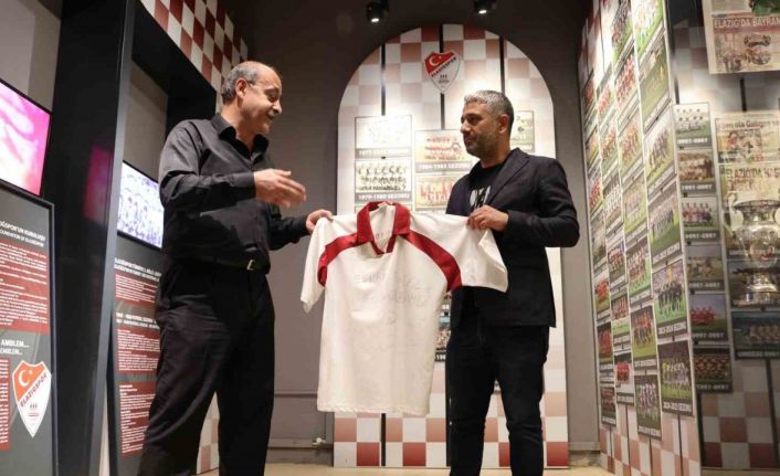 Elazığspor’un ilk kez Süper Lige çıktığı formayı, 23 yıl sonra müzeye bağışladı
