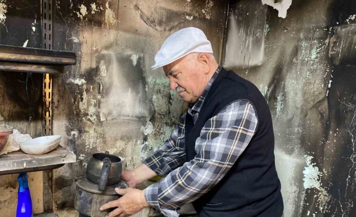 Emanet dükkanı yanan emekli öğretmen kendisine destek olan vatandaşlara teşekkür etti