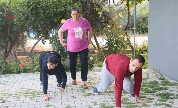 Emekleyerek yaşam süren 3 engelli evladına ömrünü adadı