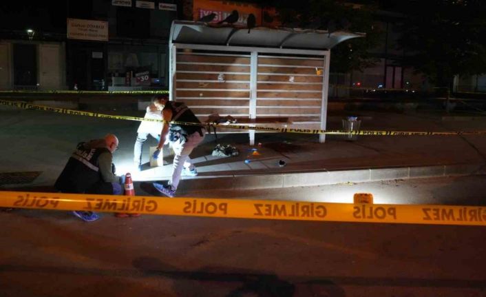 Emekli polis memuru otobüs durağında kendini vurdu