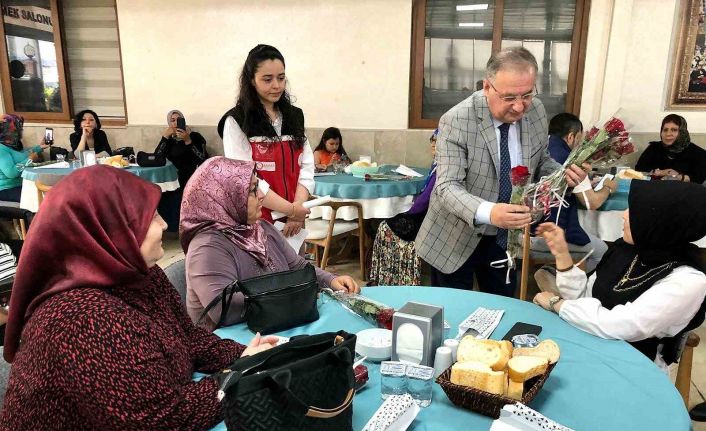 Erdemli’de annelerin günü güllerle kutlandı