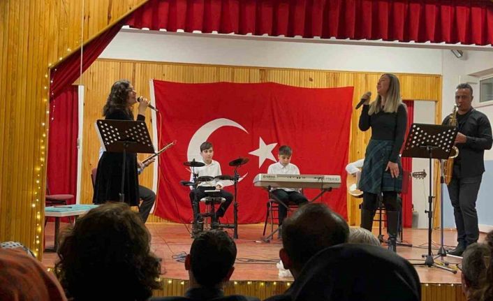 Erzincan’da öğretmenler oluşturdukları koro ile konser verdi