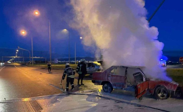 Erzurum’da araç cayır cayır yandı