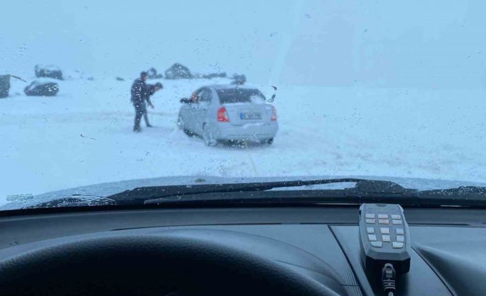 Erzurum’da araçlar karlı yolda kaldı, offroadçular yardıma koştu