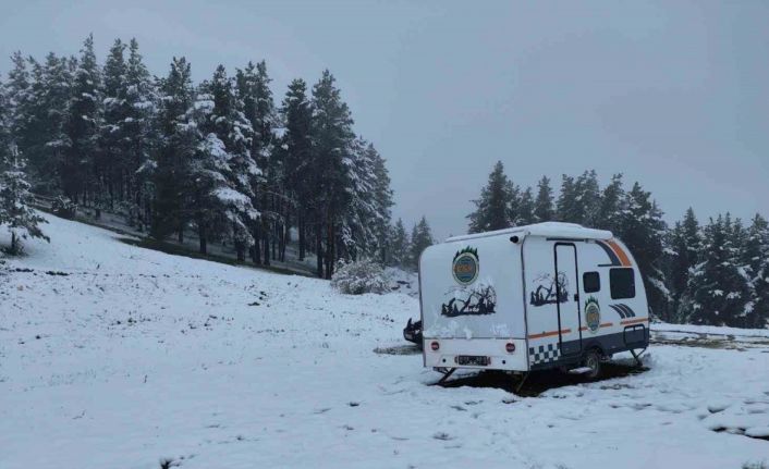 Erzurum’da mayıs ayında yağan kar dağları beyaza bürüdü