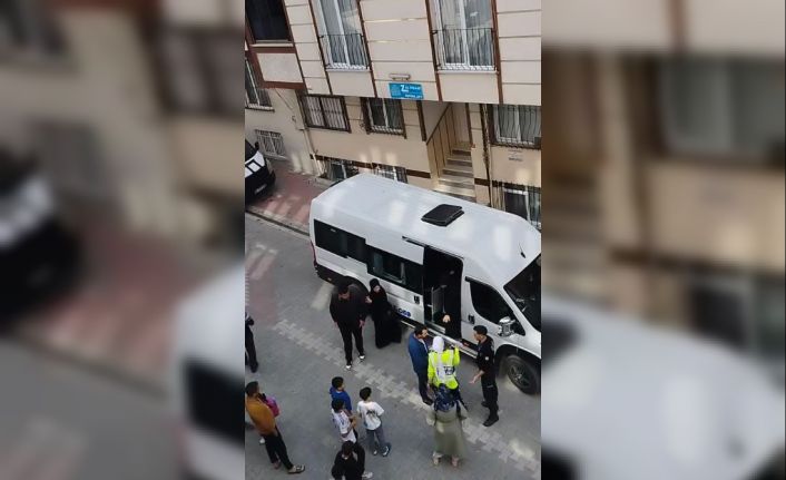 Esenyurt’ta hatalı şekilde öğrenci indiren servis sürücüsü polisle tartıştı