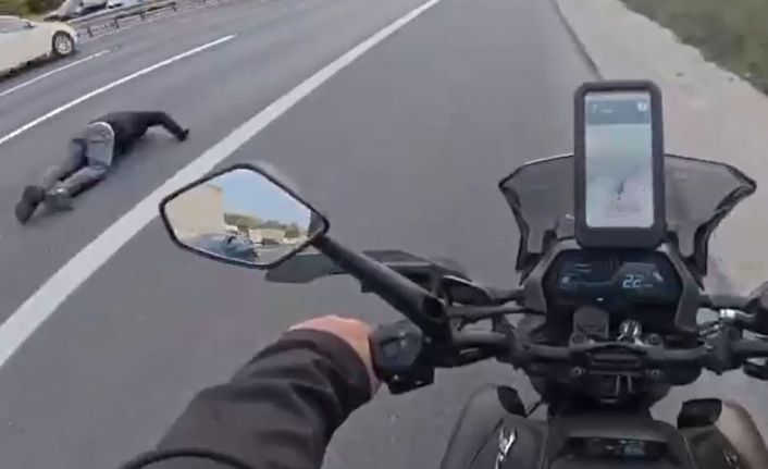 Esenyurt’ta motosiklet arızalanarak emniyet şeridinde duran kamyonete çarptı: 1 ağır yaralı