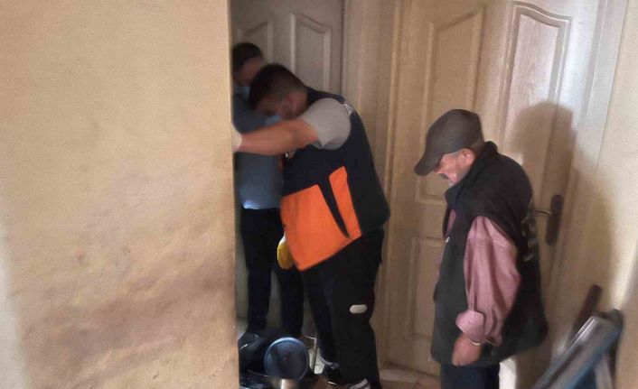 Esenyurt’ta yaşlı adamın çöp evi 4’üncü kez boşaltıldı