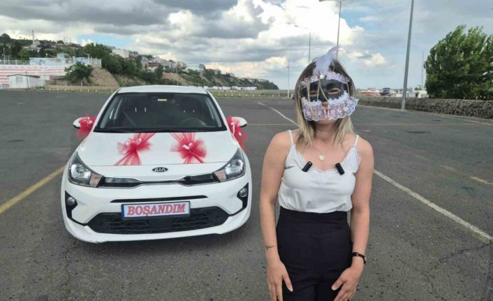 Eşinden boşandı sokakta maskeli kutlama yaptı