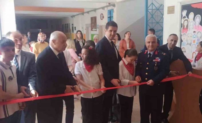 Eskişehir Orgeneral Halil Sözer Ortaokulu‘nda ‘Atatürk Çocukları Çok Severdi’ isimli resim ve fotoğraf sergisi