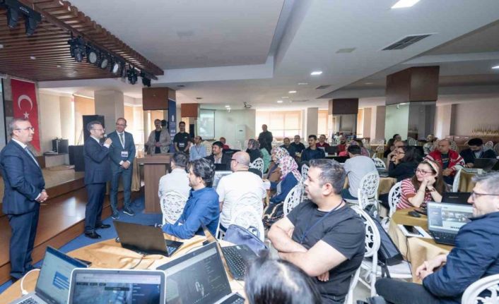 Eskişehir Valisi Hüseyin Aksoy, ’Yapay Zeka Eğitici Eğitimi’ programında öğretmenlerle buluştu