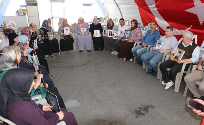 Evlat nöbetindeki anne: "Barışı duyduğumuzdan beri ayaklarımız yerden kesilmiş. Gece uyuyamıyoruz"