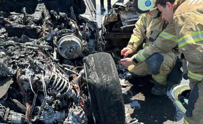 Eyüpsultan’da 20 milyon lira değerindeki lüks otomobil alev topuna döndü: O anlar kamerada