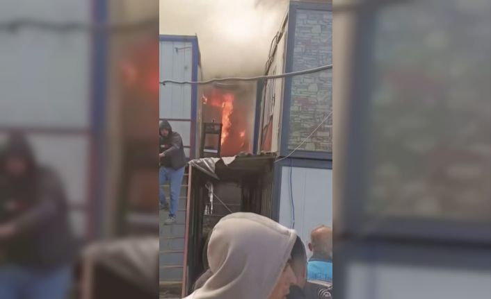 Eyüpsultan’da inşaat işçilerinin alevlerden kaçışı kamerada