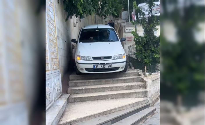 Eyüpsultan’da navigasyona aldanan sürücü merdivenlerde mahsur kaldı