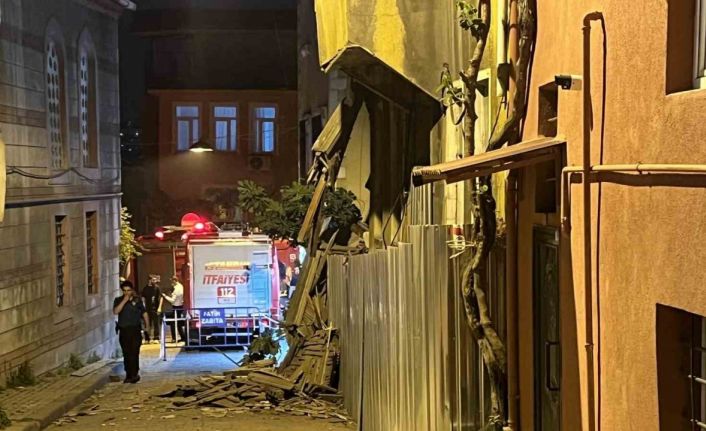 Fatih’te 2 katlı metruk bina çöktü
