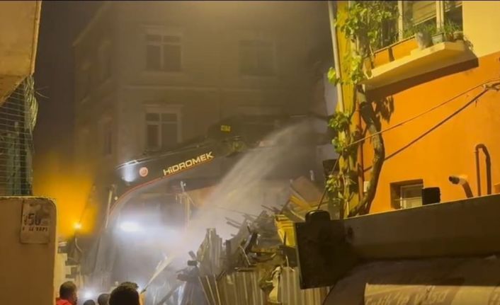 Fatih’te kısmen çöken metruk bina kontrollü olarak yıkıldı