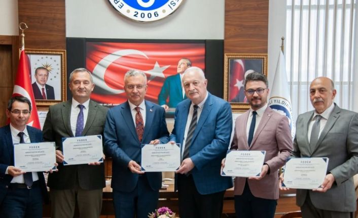 Fen Edebiyat Fakültesinin, akreditasyon belgelerini rektöre takdim etti