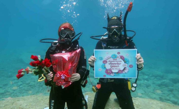 Fethiyeli dalgıçlardan deniz altında Anneler Günü kutlaması