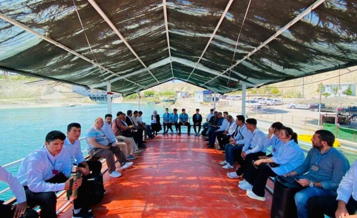 Fırat’ın Samsat kıyısında şiir aktı