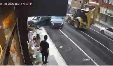 Freni arızalanan kepçe, 4 araca çarptı