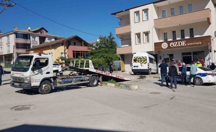 Frenleri tutmayan öğrenci servisi iş yerine daldı: Faciadan dönüldü