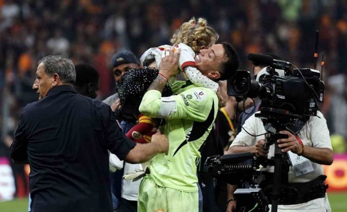 Galatasaray şampiyonluğu taraftarı önünde kutladı