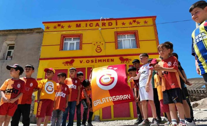 Galatasaraylı taraftar evinin dış cephesini sarı-kırmızıya boyatıp, Osimhen ve 5. yıldızı ekledi