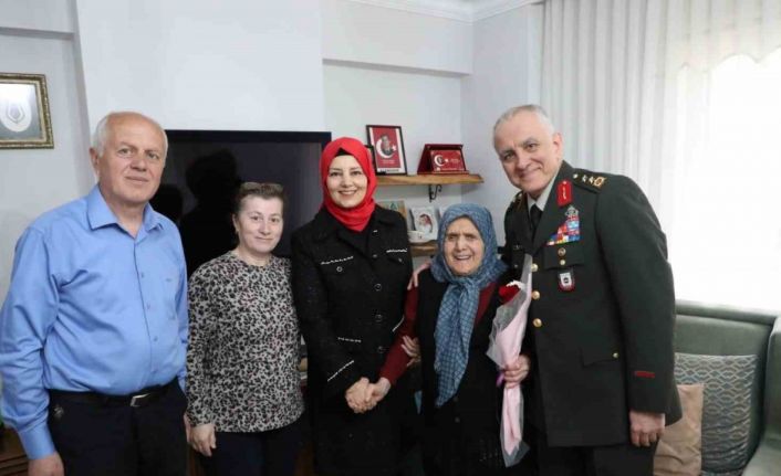 Garnizon Komutanı Ala’dan şehit annesine anlamı ziyaret